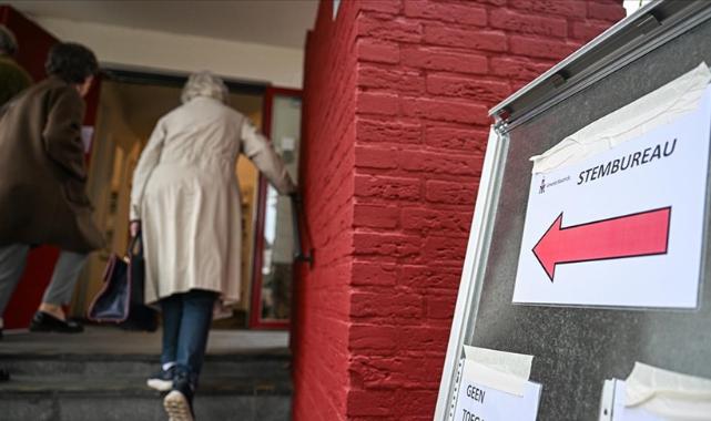 Hollanda'da erken genel seçimde aşırı sağ oy kaybederken merkez partileri güçlendi