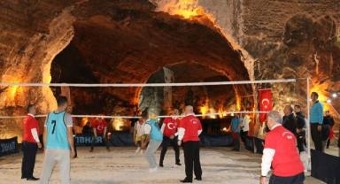 Iğdır'da yer altındaki Tuz Mağaralarında voleybol turnuvası düzenlendi