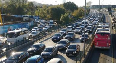 İstanbul'da akşam saatlerinde trafik yoğunluğu yaşanıyor