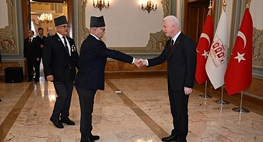 İstanbul Valisi Gül, Cumhuriyet'in 102. yıl dönümünde tebrikleri kabul etti