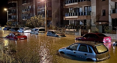 İzmir'in Bergama ilçesinde sağanak hayatı olumsuz etkiledi