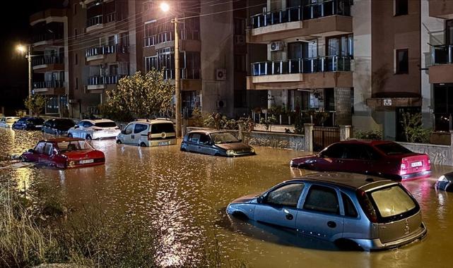 İzmir'in Bergama ilçesinde sağanak hayatı olumsuz etkiledi