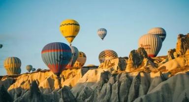 Kapadokya'da etkili olan rüzgar balon turlarını engelledi