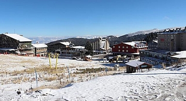 Kar yağışıyla beyaza bürünen Uludağ kayak sezonunu bekliyor