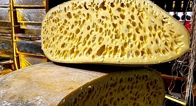 Kars'ın tescilli gravyer peyniri tezgahlarda yerini aldı