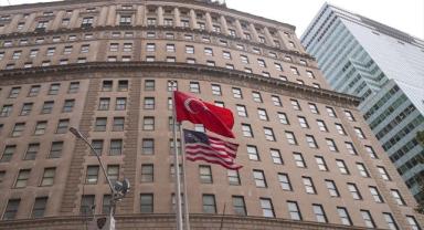 New York'un finans merkezi Wall Street'te, Cumhuriyet Bayramı nedeniyle göndere Türk bayrağı çekildi