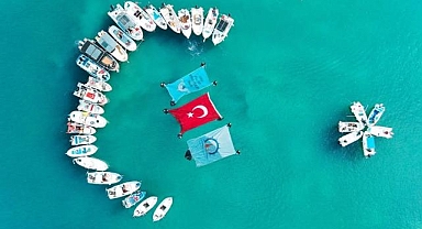 Samsun'da teknelerle denizde ay yıldız oluşturuldu