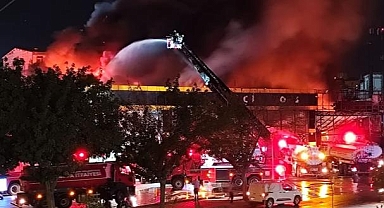 Şanlıurfa'da plastik malzemelerin satıldığı iş yerinde çıkan yangın söndürüldü