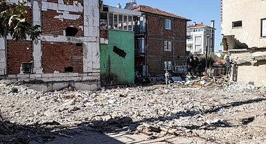 Sındırgı'da depremde yıkılan binaların enkaz kaldırma işlemleri tamamlandı