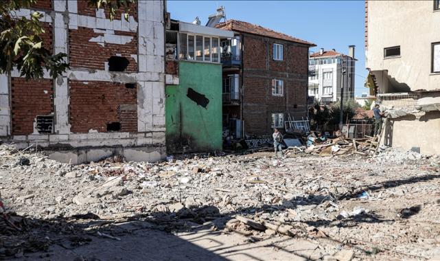 Sındırgı'da depremde yıkılan binaların enkaz kaldırma işlemleri tamamlandı