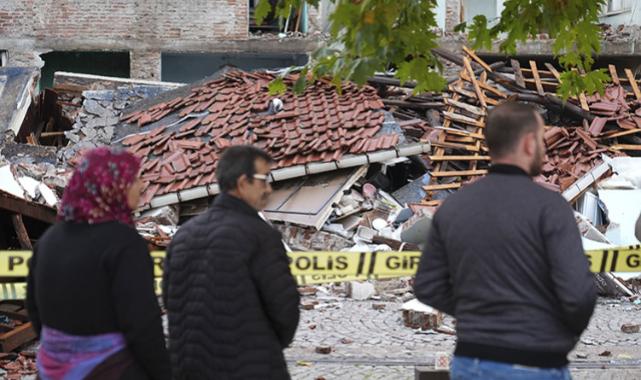 Sındırgı'da enkaz kaldırma ve hasar tespit çalışmaları sürüyor
