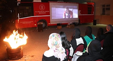 Sinema otobüsü yurt ve pansiyonda kalan öğrenciler için geziyor