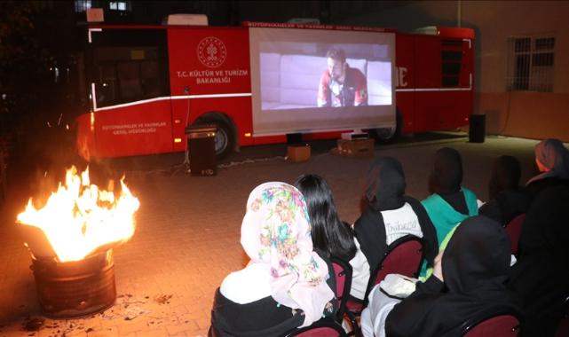 Sinema otobüsü yurt ve pansiyonda kalan öğrenciler için geziyor