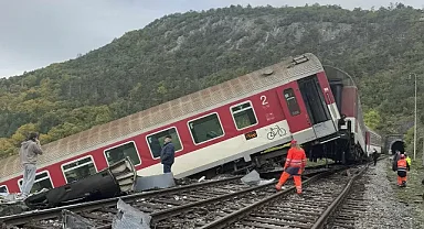 Slovakya'da iki trenin çarpışması sonucu ikisi ağır 20 kişi yaralandı