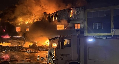 Adana'da hırdavat dükkanında çıkan yangına müdahale ediliyor