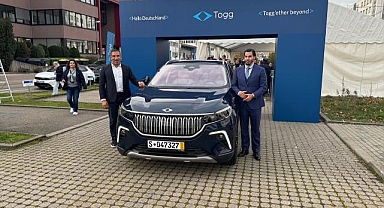 Almanya'da ilk teslimatlarını gerçekleştiren TOGG'un yetkililerine 