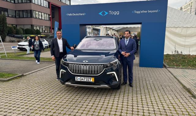 Almanya'da ilk teslimatlarını gerçekleştiren TOGG'un yetkililerine