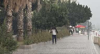 Antalya'da kuvvetli sağanak ve rüzgar hayatı olumsuz etkiliyor