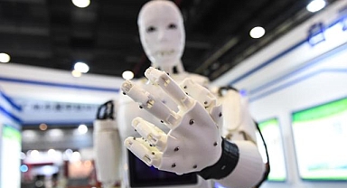 Çin'de bir şirketin ürettiği insansı robot yürüyüş rekoru kırdı