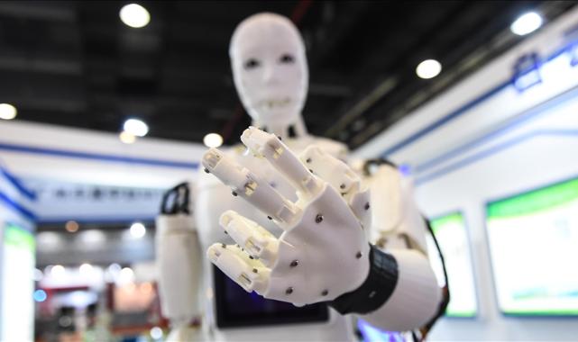 Çin'de bir şirketin ürettiği insansı robot yürüyüş rekoru kırdı