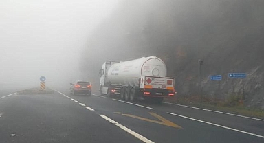 D-100 kara yolunun Bolu Dağı geçişinde sis etkili oldu