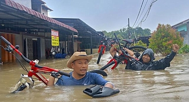 Endonezya'da şiddetli yağışların yol açtığı afetlerde ölenlerin sayısı 23'e yükseldi