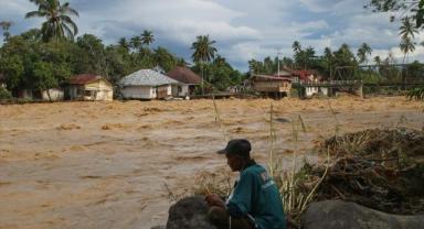 Endonezya'da şiddetli yağışların yol açtığı afetlerde ölenlerin sayısı 79'a yükseldi