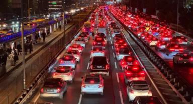 İstanbul'da akşam saatlerinde trafik yoğunluğu yüzde 76'ya çıktı