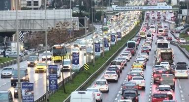İstanbul'da haftanın ilk iş gününde trafik yoğunluğu yaşanıyor