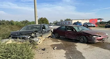 İzmir'de iki otomobilin çarpıştığı kazada 2 kişi öldü, 4 yaralandı