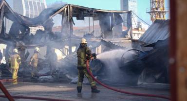 İzmir'de şantiyede çıkan yangında konteynerler zarar gördü