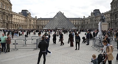 Paris'te tarihi eserlerin çalındığı Louvre Müzesi için güvenlik önlemleri artırılacak