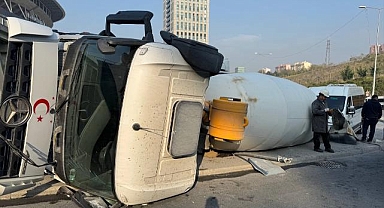 Sarıyer'de kontrolden çıkan beton mikseri, servis minibüsüyle çarpışarak devrildi