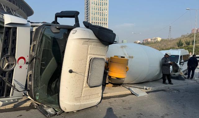 Sarıyer'de kontrolden çıkan beton mikseri, servis minibüsüyle çarpışarak devrildi
