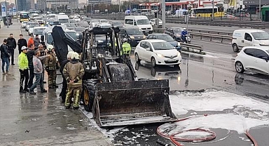 Zeytinburnu'nda iş makinesinde çıkan yangın söndürüldü