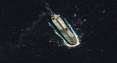 ABD Sahil Güvenliğinden kaçan tankerin mürettebatının gemiye Rusya bayrağı çizdiği iddia edildi