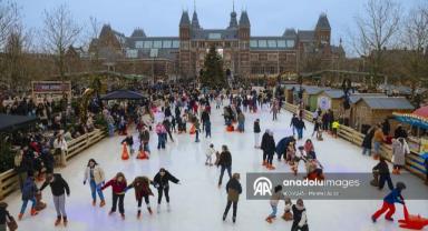 Amsterdam’da Museumplein buz pisti, kış sezonunda ziyaretçilerini ağırlıyor