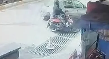 Aydın'da bir motosikletin çalınma anı araç kamerasınca görüntülendi