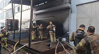 Bakırköy'de 2 katlı etiket fabrikasında çıkan yangına müdahale ediliyor