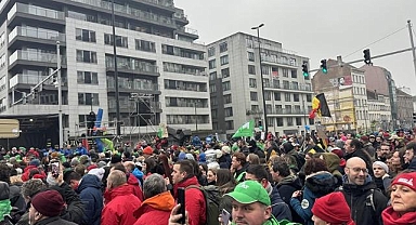 Brüksel'de binlerce kişi hükümetin tasarruf tedbirlerini protesto etti