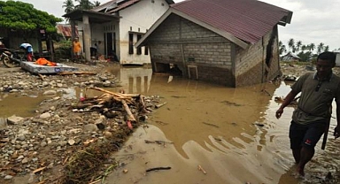 Endonezya'da şiddetli yağışların yol açtığı afetlerde ölü sayısı 1030'a yükseldi