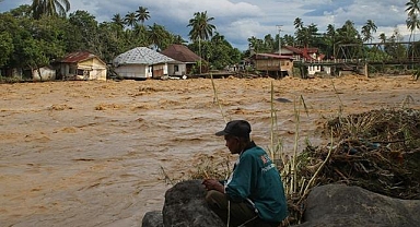 Endonezya'da şiddetli yağışların yol açtığı afetlerde ölü sayısı 950'ye yükseldi