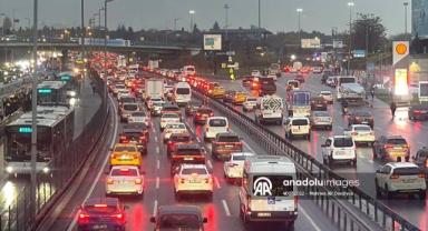 İstanbul'da haftanın ikinci iş gününde trafikte yoğunluk yaşanıyor