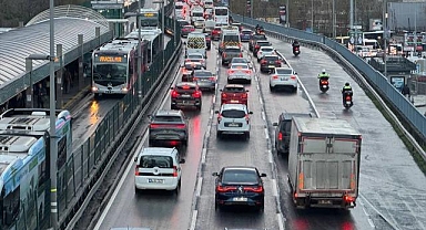 İstanbul'da haftanın ilk iş gününde trafik yoğunluğu yüzde 76'ya çıktı