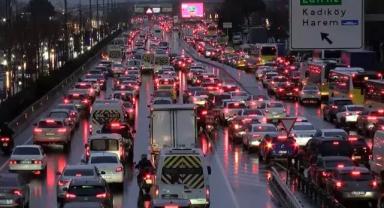 İstanbul'da haftanın ilk iş gününde trafik yoğunluğu yüzde 80'e çıktı