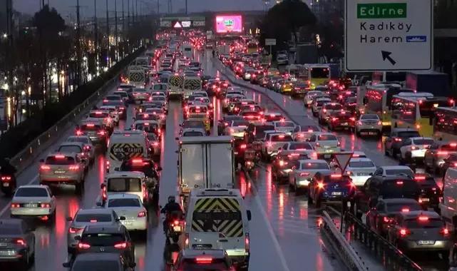 İstanbul'da haftanın ilk iş gününde trafik yoğunluğu yüzde 80'e çıktı