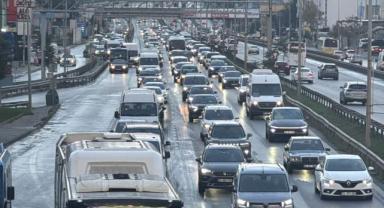 İstanbul'da sabah saatlerinde trafik yoğunluğu yüzde 72'ye kadar çıktı