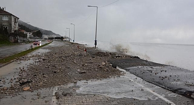 Karadeniz'de dev dalgalar sahilde hasara yol açtı
