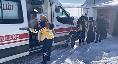 Kars'ta kar ve tipi nedeniyle köyde mahsur kalan hasta kurtarıldı