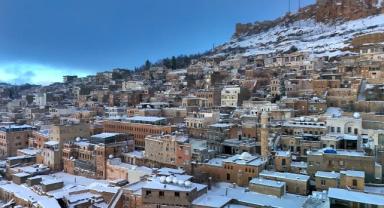 Mardin'de tarihi yapılar kar yağışıyla beyaza büründü